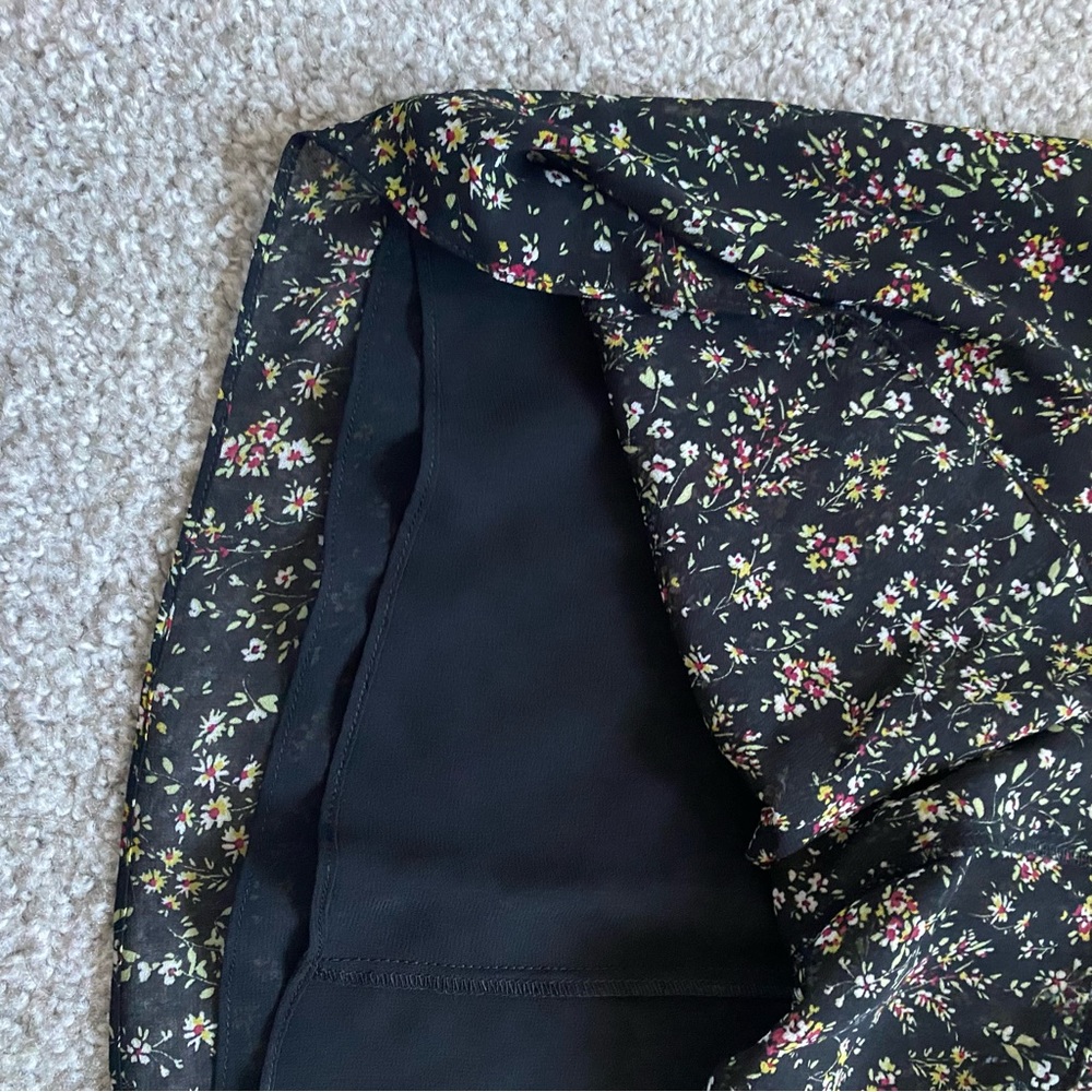 1. STATE V Neck Floral Blouse - Picture 8 of 11